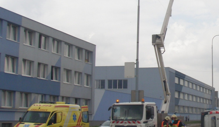 Dělník spadnul z plošiny, na které právě prováděl údržbu osvětlení, foto: HZS JMK