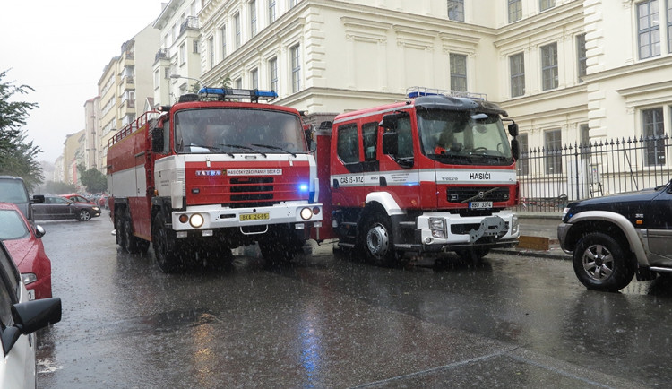 Přívalový déšť v Brně: stály tramvaje, škody hlásí knihovna, foto: HZS JMK