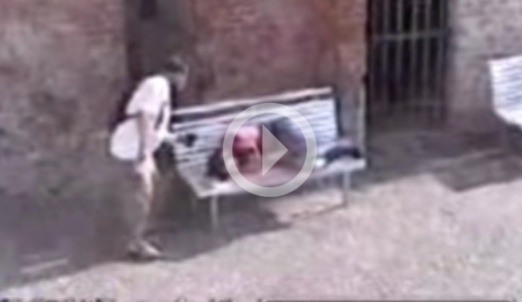 Zloděj okradl spícího mladíka, foto: Video městské policie