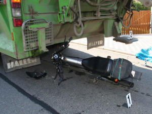 Řidiče mopedu zřejmě oslnilo slunce, foto: Policie ČR