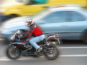 Německý motorkář uháněl na závody 220 km/h