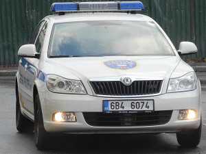 Podnapilý mladík schválně blokoval provoz v Nádražní ulici, pak napadl řidiče