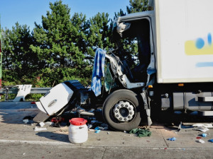 Řetězová nehoda kamionů ve čtvrtek zablokovala dálnici D1