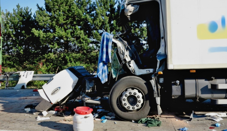 Zdemolovaná kabina jednoho z kamionů, foto: HZS JMK