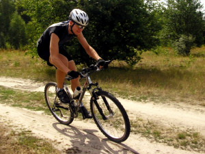 Muž při krádeži kola pobodal jeho majitele, pak s ním jezdil po D2