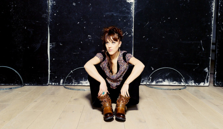 Zpěvačka, která si říká Zaz, vystoupí v Brně 1. prosince 2014, foto: Zazofficial.com