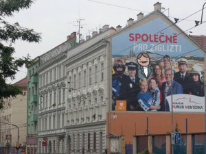 Městská policistka na billboardech primátora vadí politikům i odborníkům