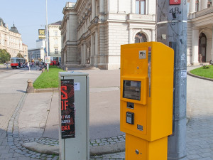 Bezhotovostní platby v automatech na jízdenky jsou za dveřmi