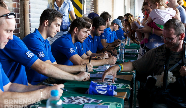 Hráči Komety neúnavně podepisovali co jim fanoušci dali pod ruce, foto: Brněnská Drbna, Miroslav Toman