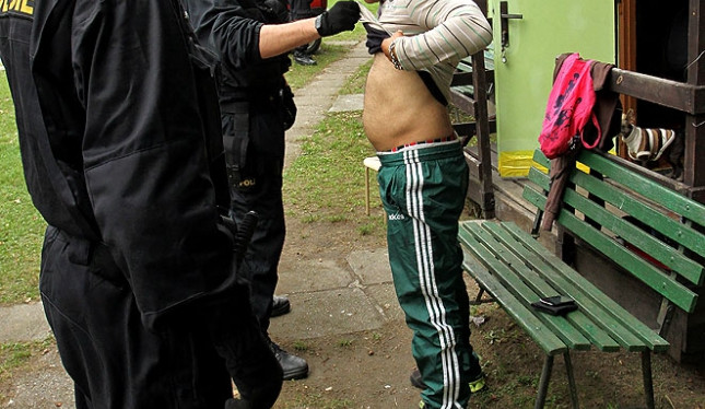 Policejní šťára objevila celostátně hledaného i drogy