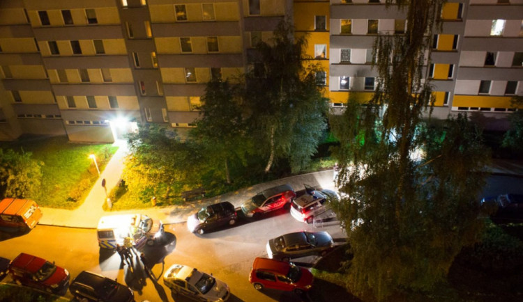 Honička za opilým mladíkem skončila zraněním strážníků