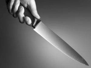 Bosý zloděj dal prodavačce pěstí, na policisty pak tasil nůž