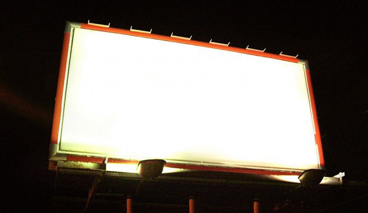 Billboardy a Praha – boj zájmových skupin, v níž hraje primátor druhé housle