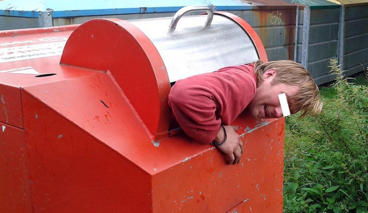 Kontejner se zaklíněným mužem museli rozříznout