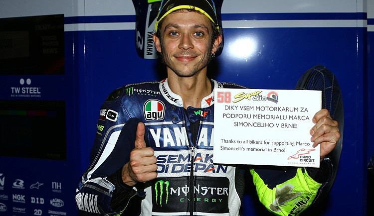 Účastníky loňského rekordu pozdravil v přímém přenosu i Valentino Rossi