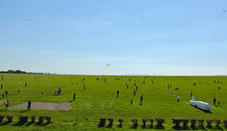 Nad hosínským letištěm se budou prohánět draci