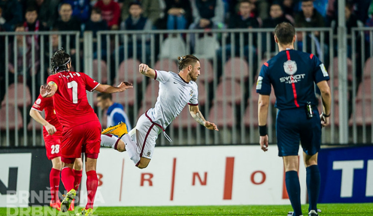 Sparťanský Vácha v souboji s brněnskými hráči, foto: Viktor Šulc