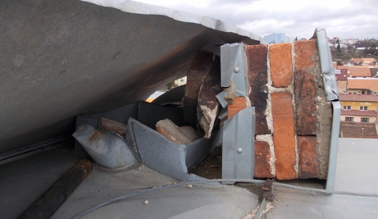 Hasiči zajišťují větrem utrženou střechu, foto- HZS JMK