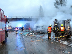 Na D2 u Brna se srazilo devět aut, zraněno je sedm lidí