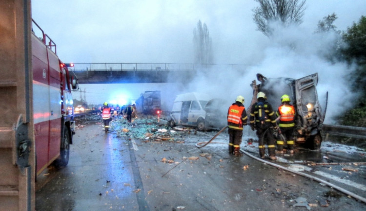 Na D2 u Brna se srazilo devět aut, zraněno je sedm lidí