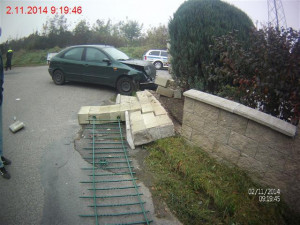 Opilý řidič boural v neděli dopoledne, tentokráte do dom