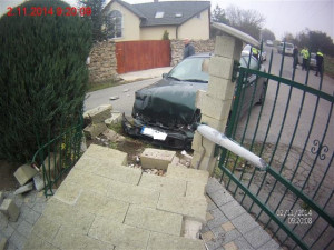 Opilý řidič boural v neděli dopoledne, tentokráte do dom