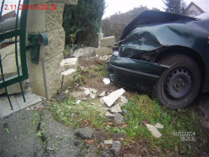 Opilý řidič boural v neděli dopoledne, tentokráte do dom