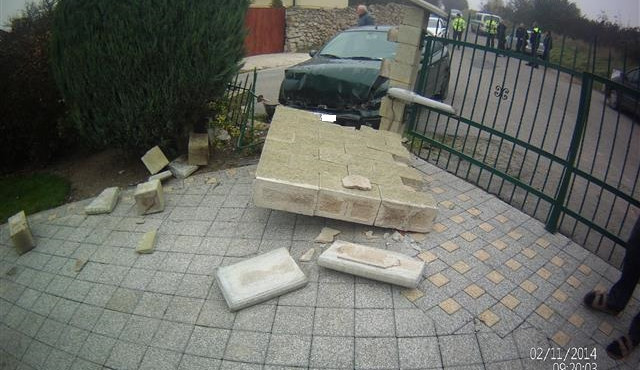 Opilý řidič boural v neděli dopoledne, tentokráte do dom