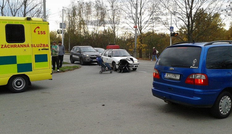 Maminku s kočárkem srazilo auto, zraněny jsou i dvě děti