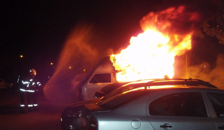 Na sídlišti v Brně - Bystrci hořela auta