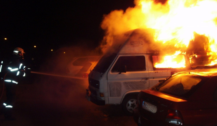 Hasiči nezjistili, jak neznámý žhář zapálil karavany