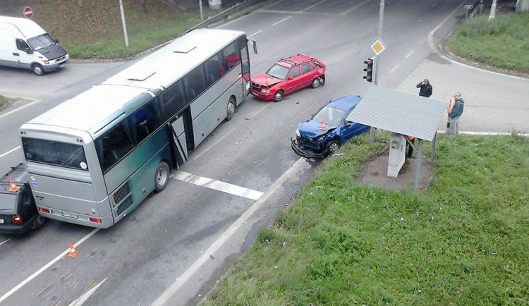 Čekali, až jim padne zelená. Mezitím do nich narazil autobus