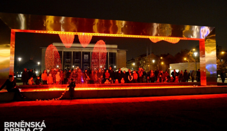 Svítící opona rozzářila prostranství před divadlem