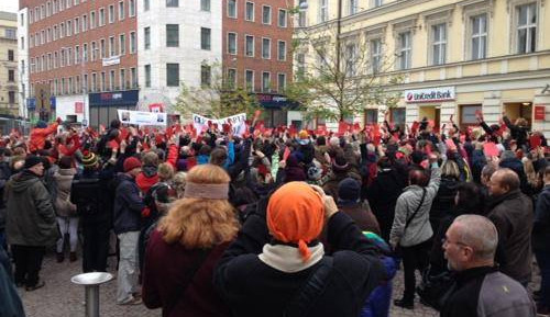 Přes 500 lidí se dnes sešlo v Brně na Malinovského náměstí. Foto: Petr Albrecht