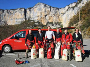 Brněnští hasiči-lezci cvičili záchranu z jeskyně ve Francii