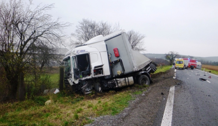 Hasiči vyprošťovali řidiče z dodávky u Borkovan na Břeclavsku