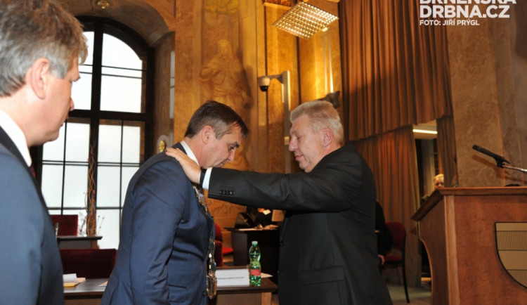 zleva: odstupující primátor Roman Onderka, nový                               primátor Petr Vokřál, kterému předává primátorský                              řetěz tajemník Magistrátu města Brna Pavel Loutocký