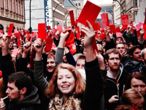 Proti Zemanovi v Brně protestovalo 150 lidí s červenými kartami
