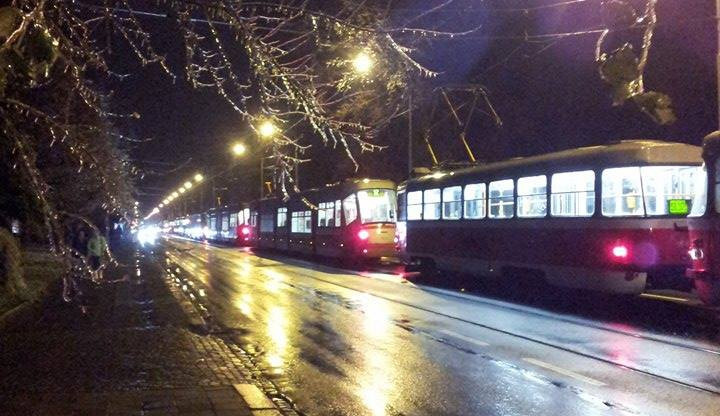 Hromadná doprava zkolabovala kvůli námraze na trolejích