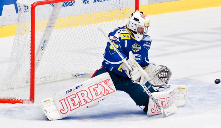 Brankář Marek Čiliak zasahuje v zápase se Spartou, foto- hc-kometa.cz