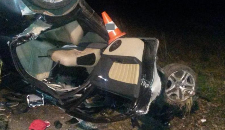 Dva mladíci nepřežili náraz do stromu u Žáru