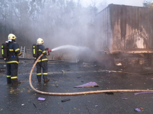 Dálnici D2 uzavřela na Břeclavsku nehoda dvou kamionů s úmrtím