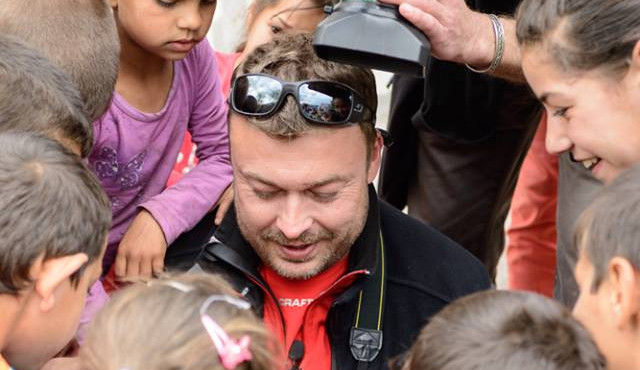 Radim Kupec v obležení dětí z osady. Autor- Tomáš Picka