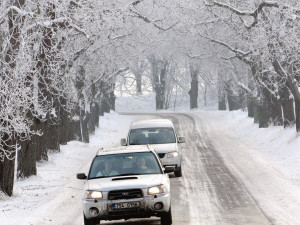 SJÍZDNOST: Silnice na jižní Moravě jsou sjízdné s opatrností