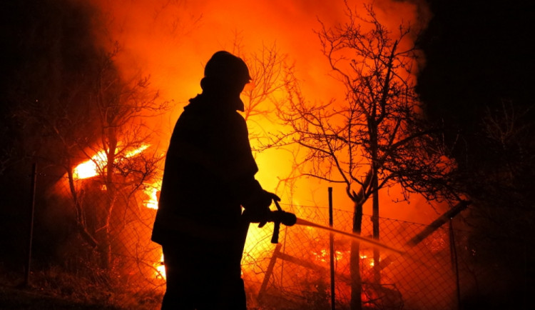 Požár chaty, foto: www.firebrno.cz