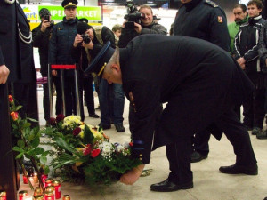 Uctění památky-kladení květin