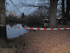Policie našla v rybníku v Jedovnicích mrtvého mladíka