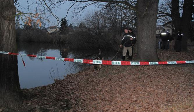 Ilustrační foto - policejni-pes-prohledava-misto-nalezu-mrtve-zeny
