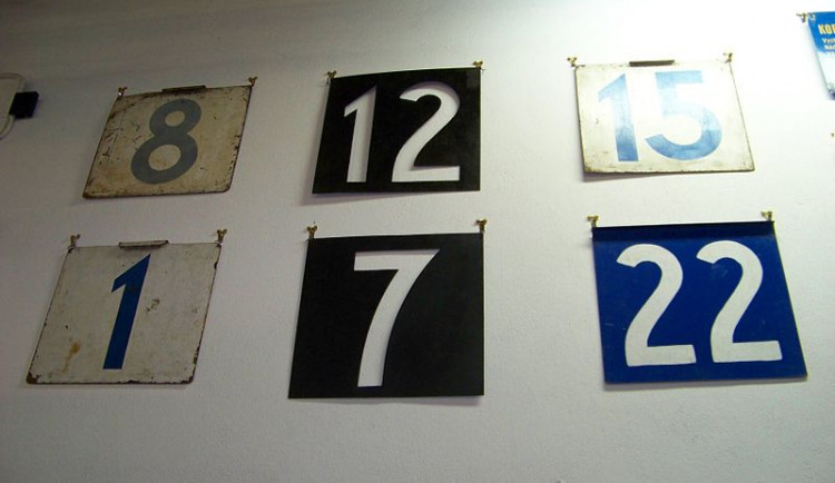 Cedule z tramvají v Brně rádi kupují sběratelé, zásoby se tenčí