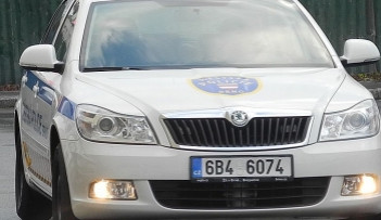 Strážníci jistili lany mladíka uvězněného na zamrzlé střeše